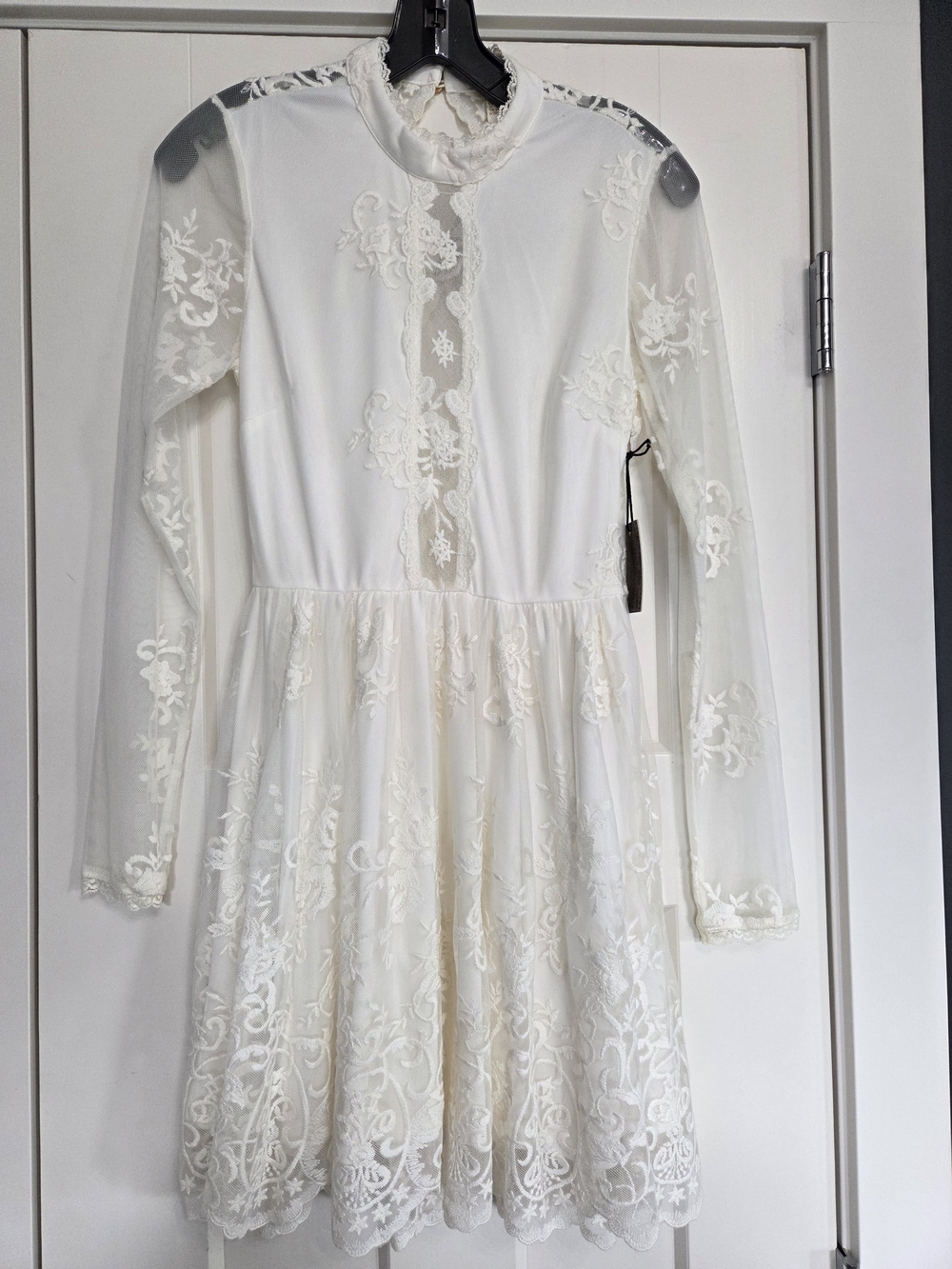 Forever 21 White Lace Long-Sleeve Keyhole Back Dress - Picture 2 of 10